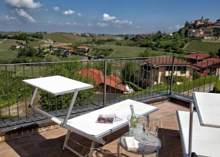 Piedmont Neive Terrace/patio