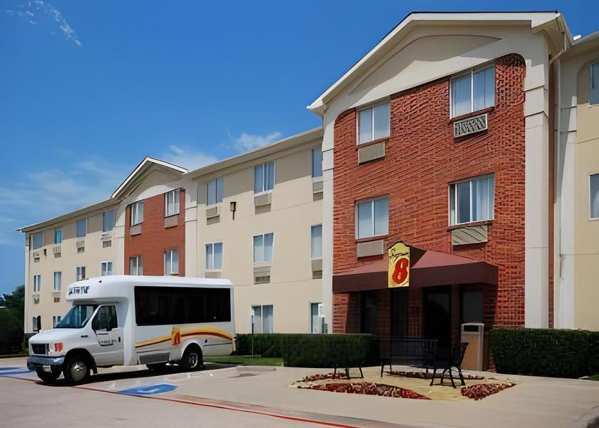 Texas Grapevine Hotel Exterior