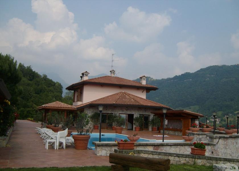 Lombardy Bracca Exterior Detail