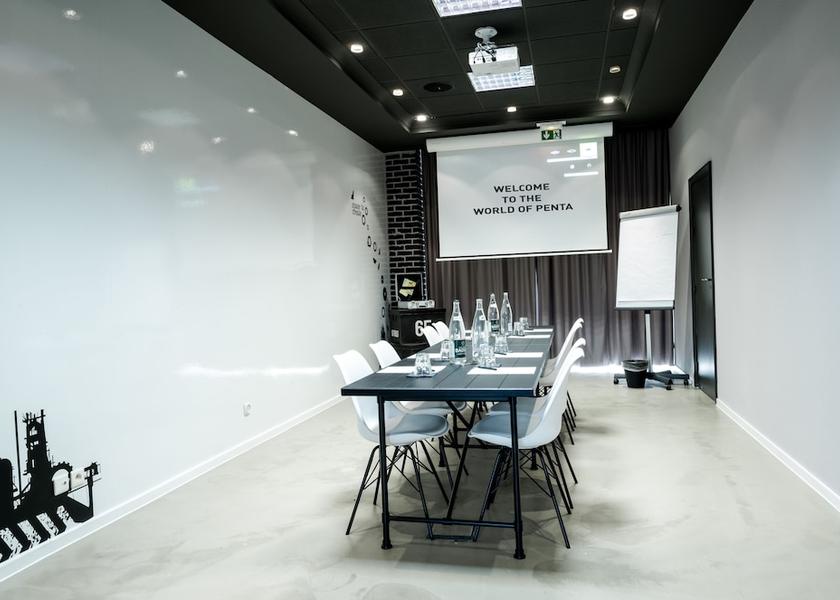Ile-de-France Roissy-en-France Meeting Room