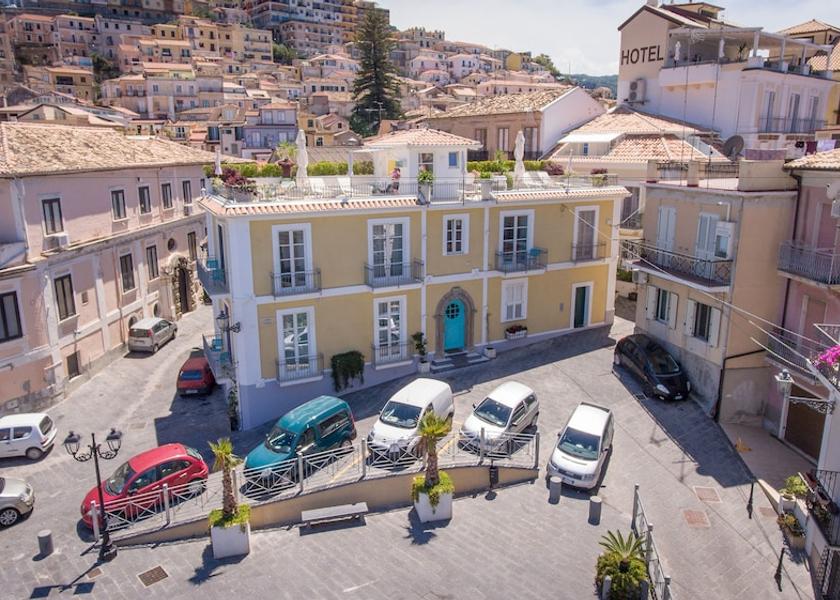 Calabria Pizzo Facade