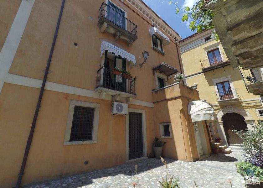 Calabria San Lucido Facade