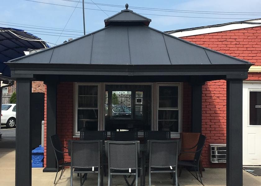 New York Bay Shore Exterior Detail