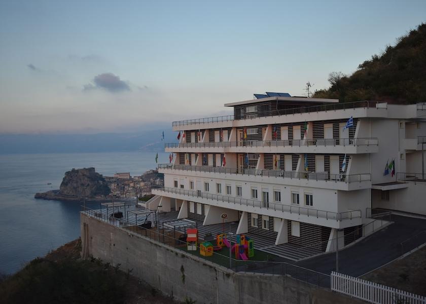 Calabria Scilla Courtyard