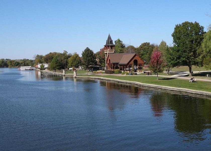 Illinois St. Charles Water-based activities