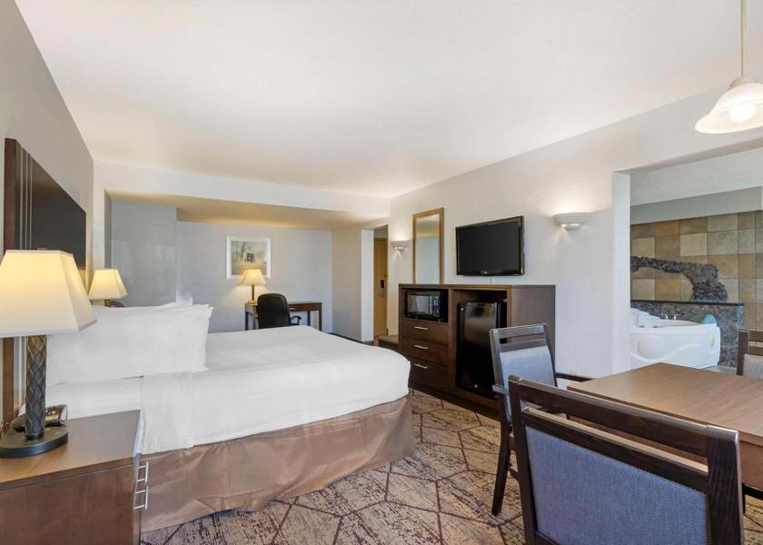 Iowa Cedar Rapids Suite - 1 King Bed, Nonsmoking, Dry Sauna, Hot Tub