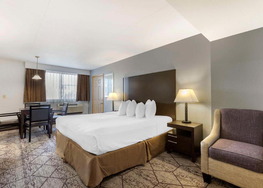 Iowa Cedar Rapids Suite - 1 King Bed, Nonsmoking, Dry Sauna, Hot Tub