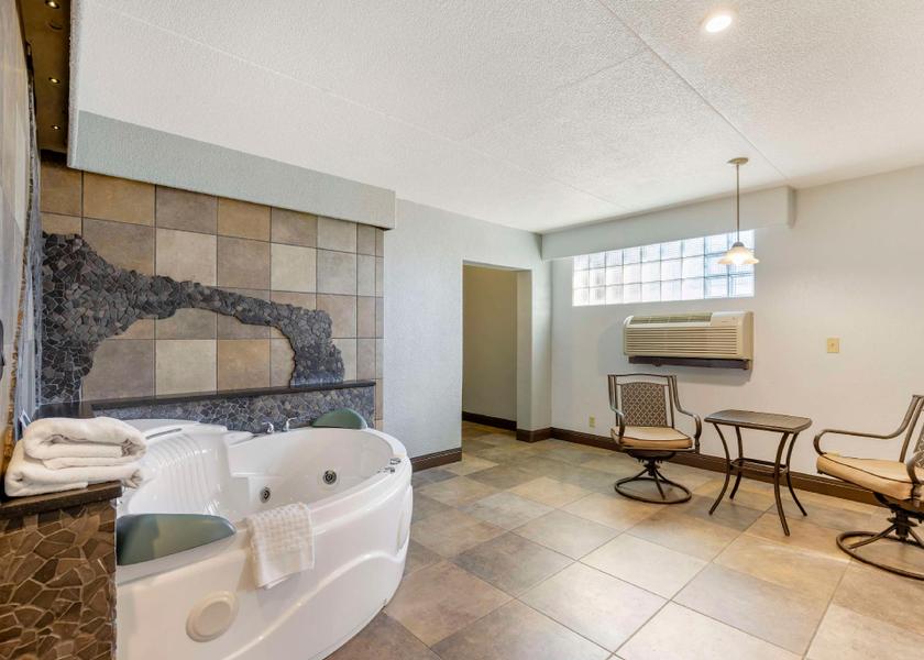 Iowa Cedar Rapids Suite - 1 King Bed, Nonsmoking, Dry Sauna, Hot Tub