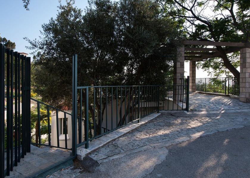  Sveti Stefan Entrance