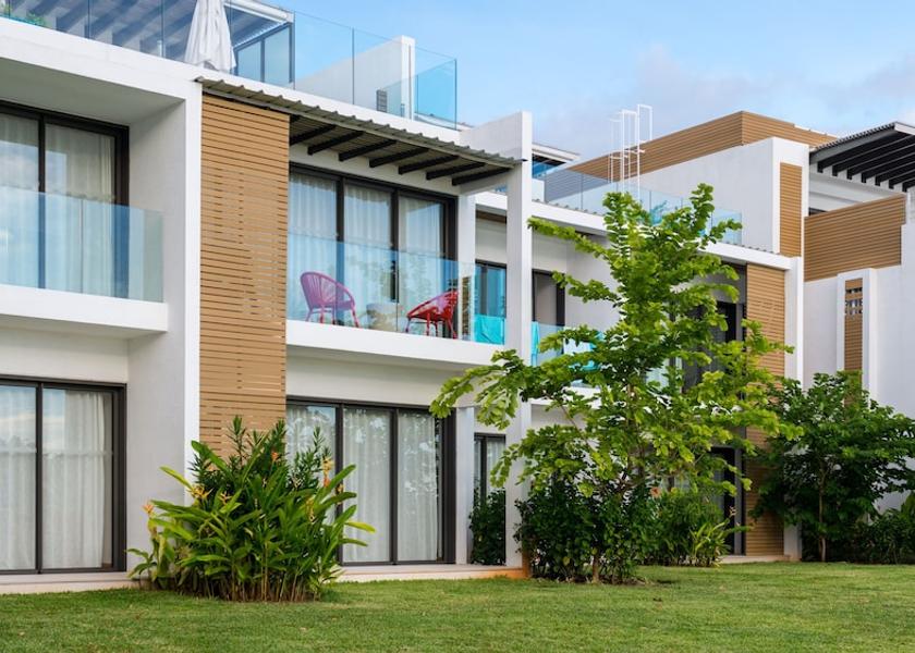  Flic-en-Flac Exterior Detail