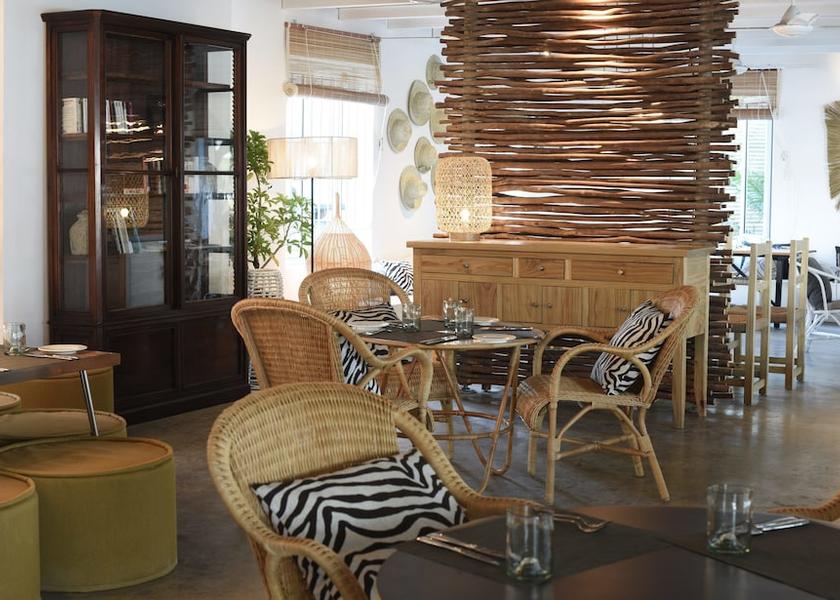 MU Tamarin Pool Side Bar