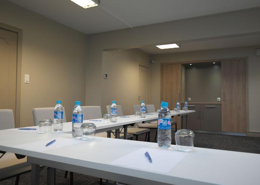 Nouvelle-Aquitaine Fontaine-le-Comte Meeting Room