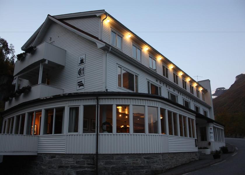 Møre og Romsdal Stranda Front of property - evening/night
