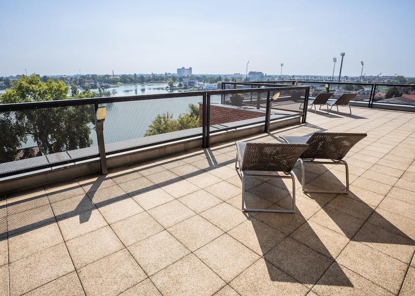  Senec Exterior Detail