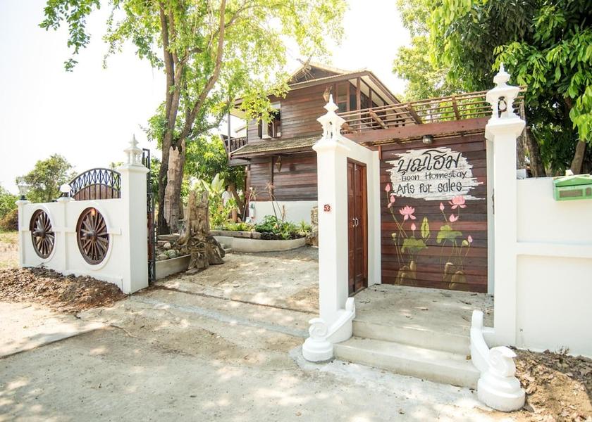 Chiang Mai Province San Kamphaeng Exterior Detail