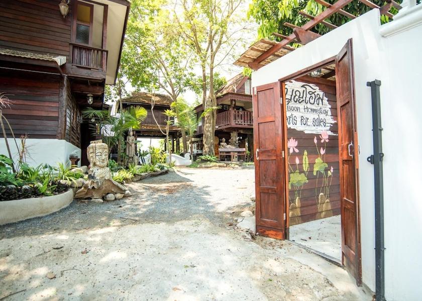 Chiang Mai Province San Kamphaeng Exterior Detail