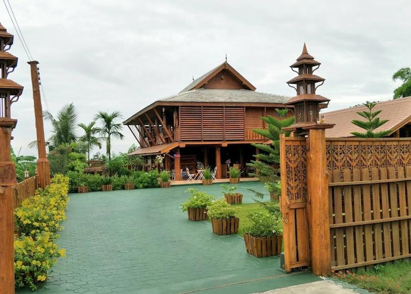 Chiang Mai Province San Kamphaeng Facade