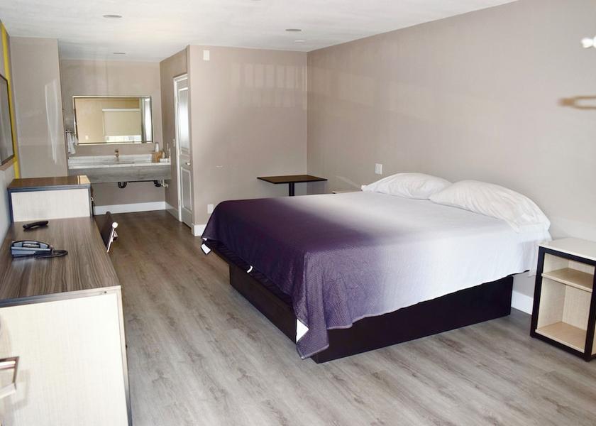 California Visalia Room