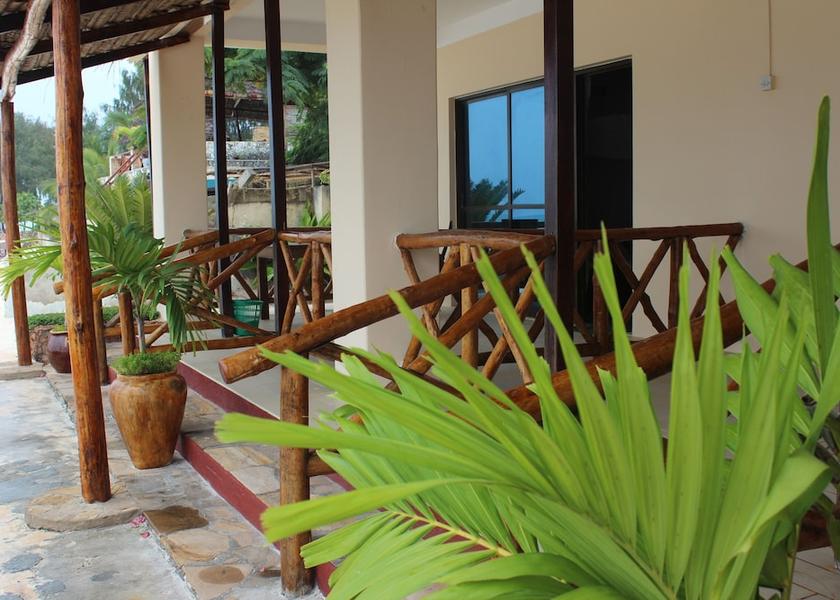  Nungwi Porch
