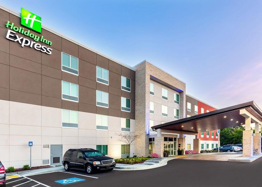 Georgia Calhoun Exterior Detail