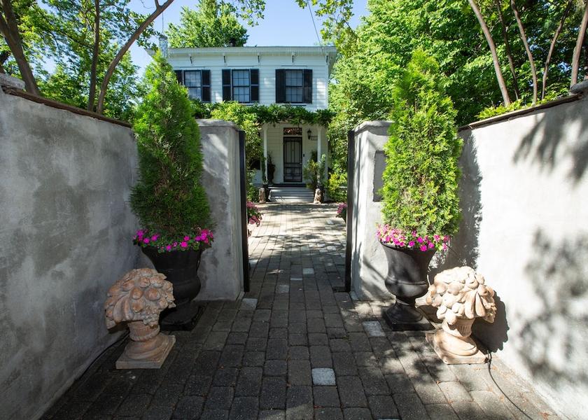 California Murphys Entrance