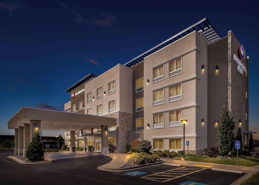 Missouri Bolivar Exterior Detail