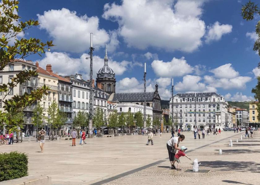 Auvergne-Rhône-Alpes Clermont-Ferrand 