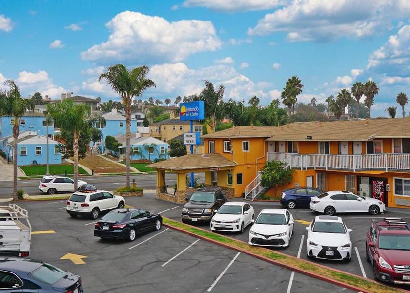 California Redondo Beach surrounding environment