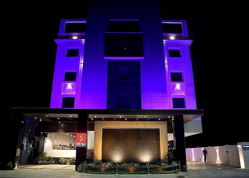 Tamil Nadu Chennai Front of property - evening/night