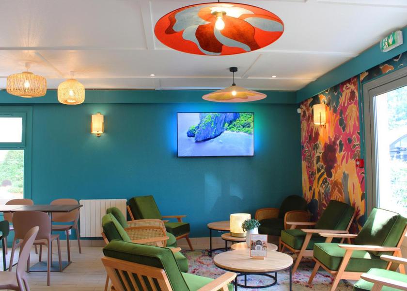 shared lounge/tv area