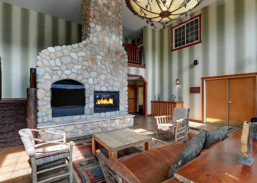 Illinois East Peoria Lobby sitting area