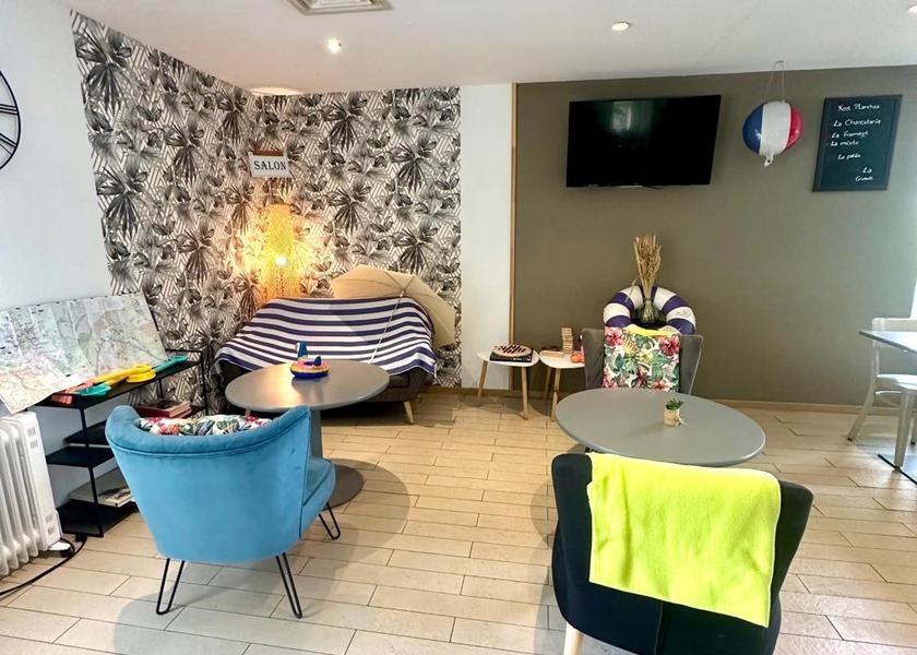 shared lounge/tv area