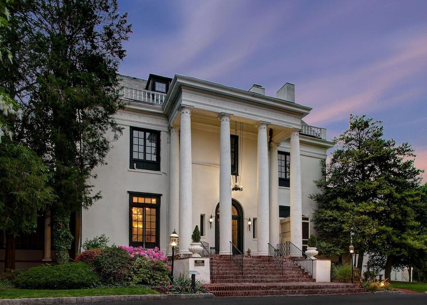 New York Tarrytown Exterior Detail