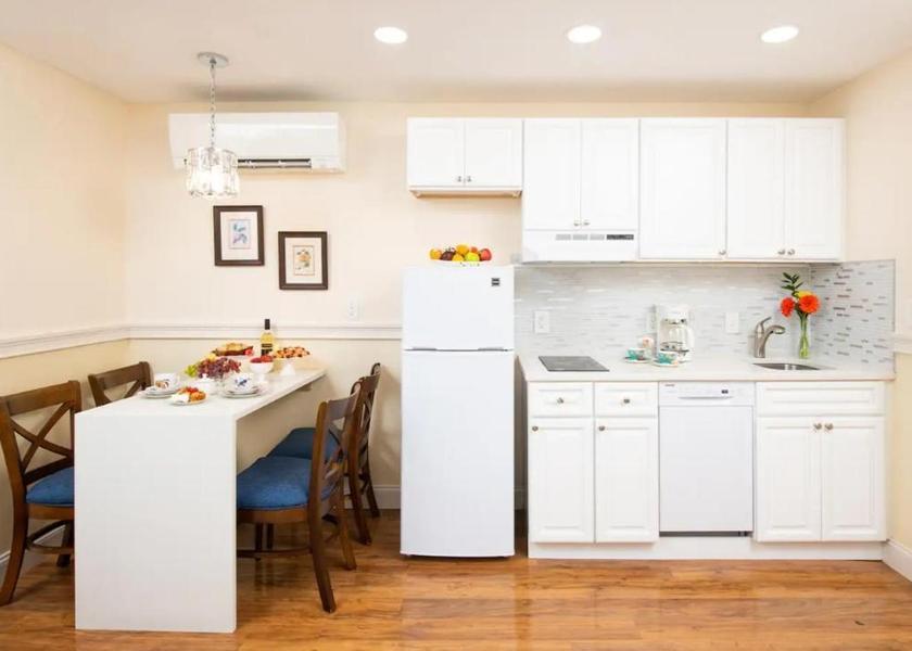 Rhode Island Newport Apartment Ground Floor, Jetted Tub (Pet Friendly)