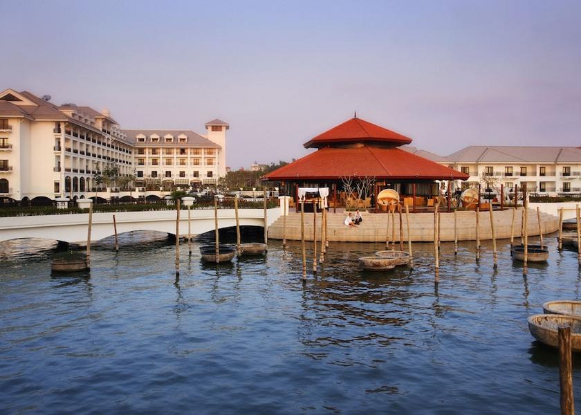  Hanoi Bar (on property)