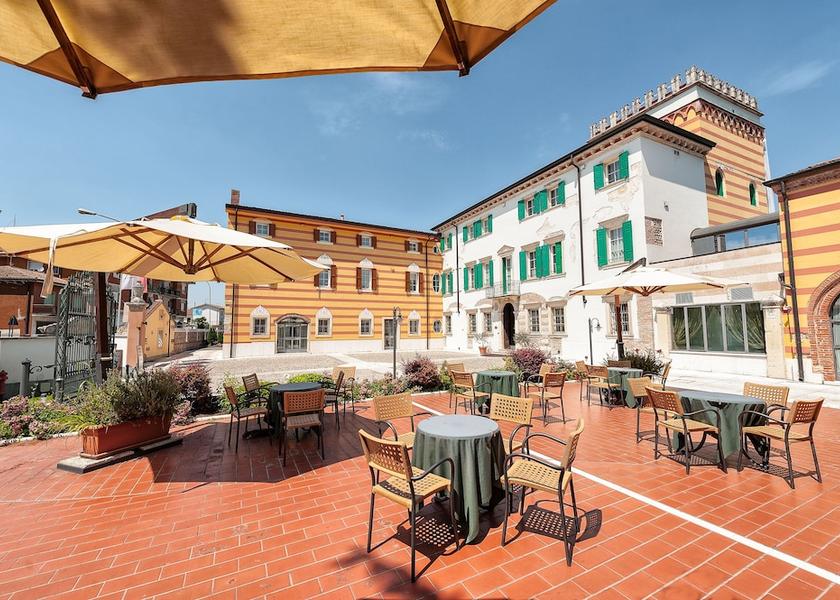 Veneto Castel d'Azzano Courtyard