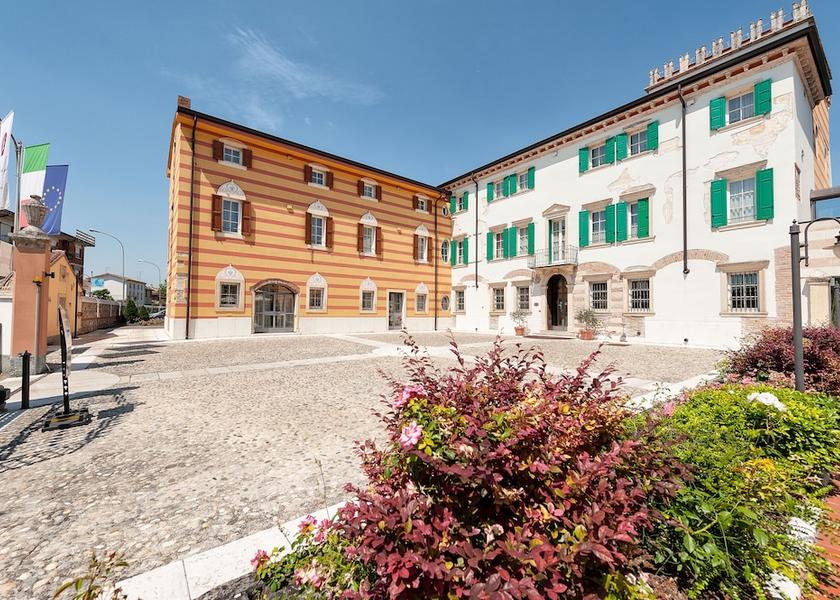 Veneto Castel d'Azzano Front of property