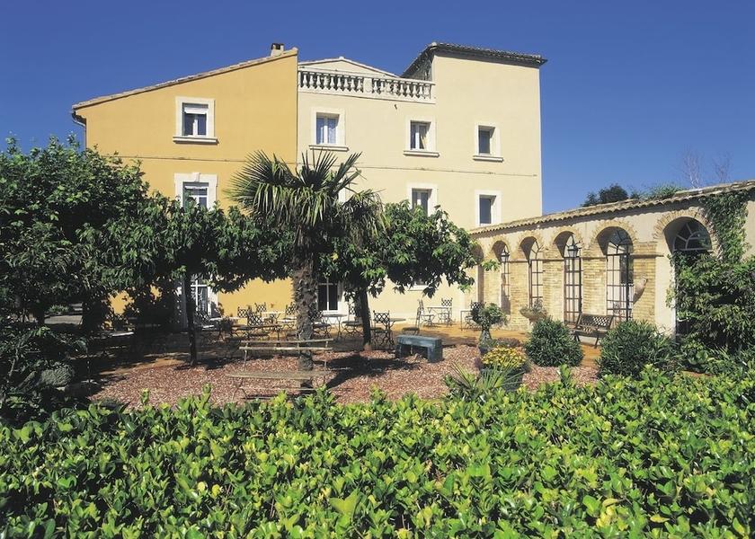 Provence-Alpes-Côte d'Azur Entraigues-sur-la-Sorgue Courtyard