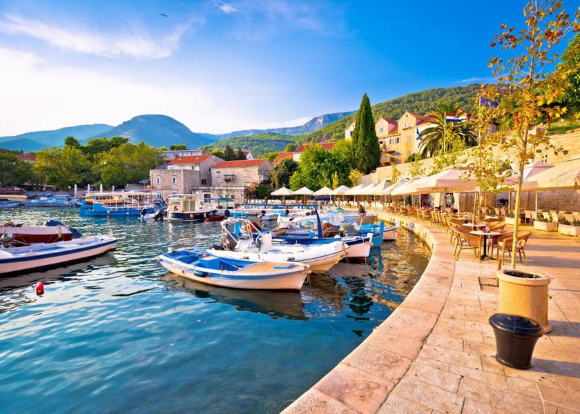 Split-Dalmatia Bol Surrounding environment