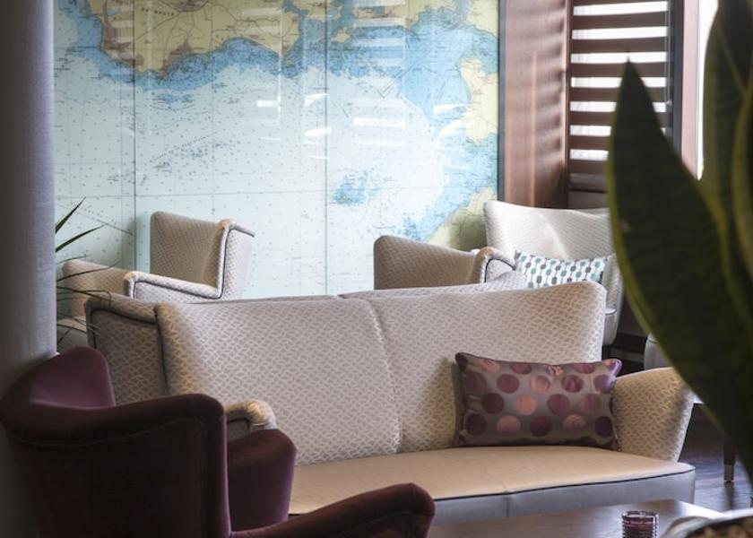 Brittany Cesson-Sevigne Bar