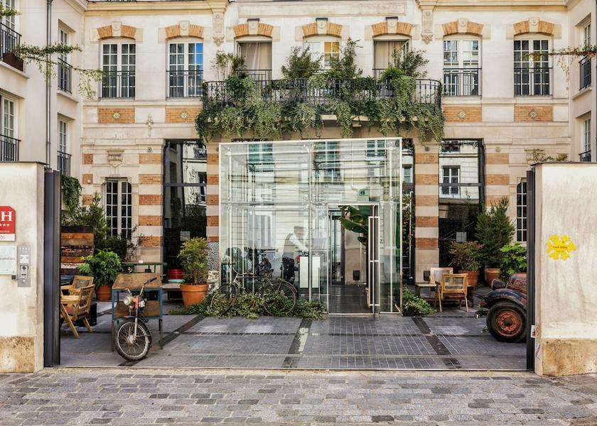 Île-de-France Paris Front of property