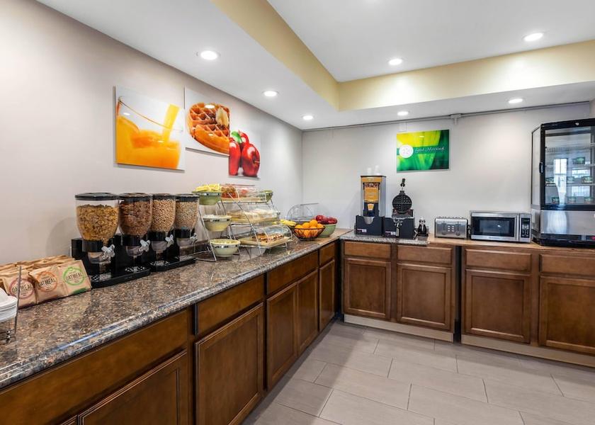 California Lomita Breakfast area