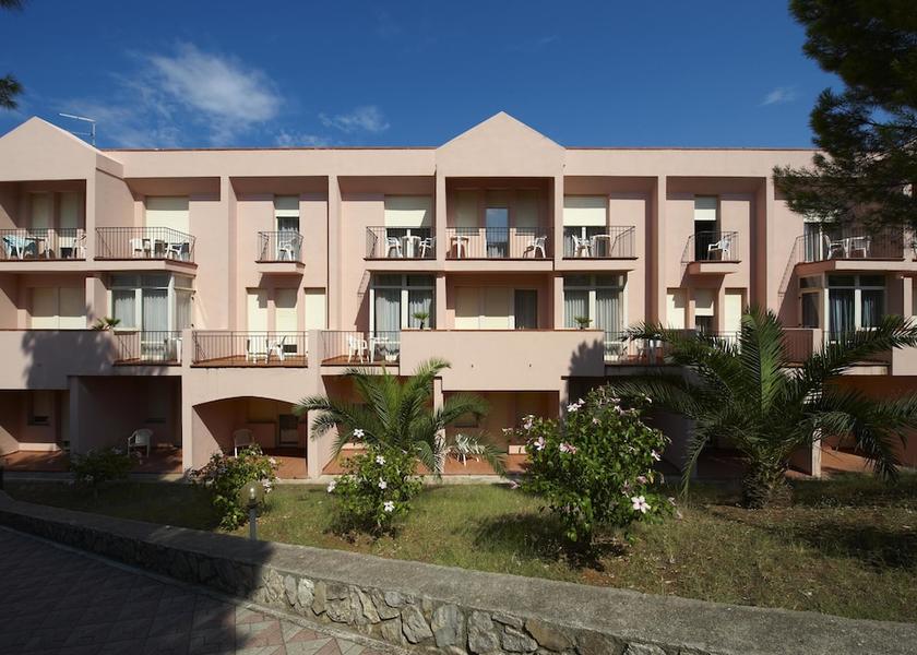 Sicily Altavilla Milicia Courtyard