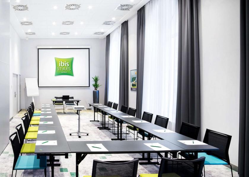  Budapest Meeting Room