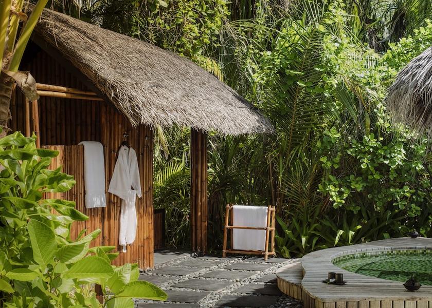 Kaafu Atoll Reethi Rah Outdoor spa tub