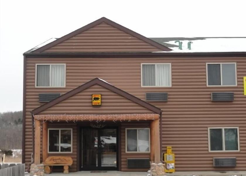 Missouri Pineville Facade