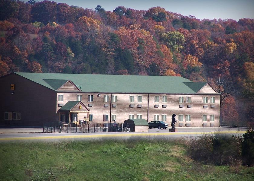 Missouri Pineville Exterior Detail