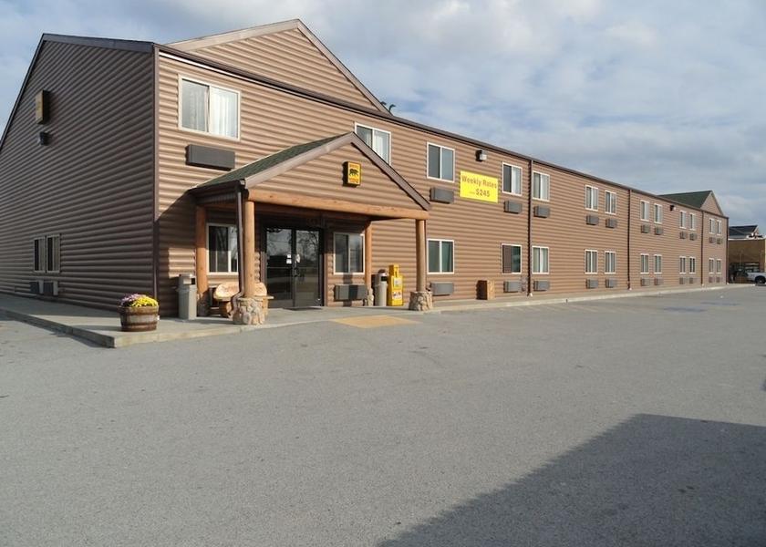 Missouri Pineville Facade