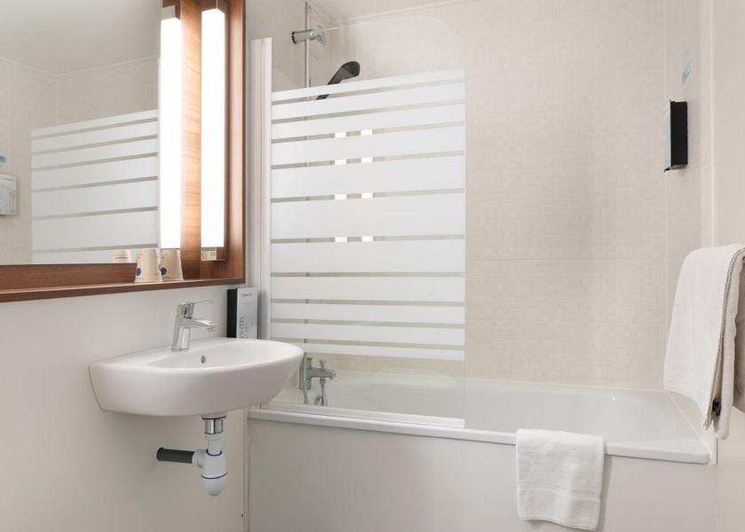 Bourgogne-Franche-Comté Dole Standard Twin Room with One Single Bed - Up to Ten Years