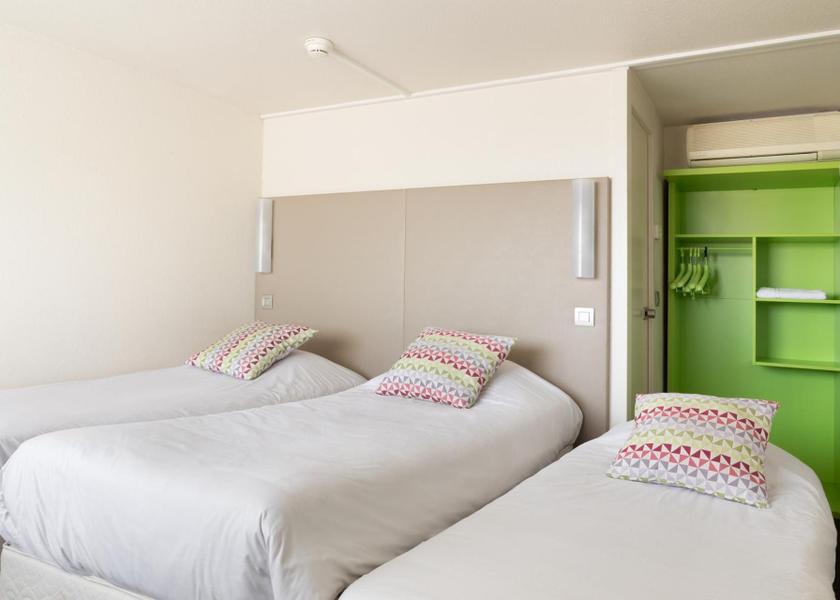 Bourgogne-Franche-Comté Dole Standard Twin Room with One Single Bed - Up to Ten Years